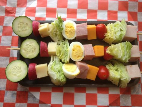 Yum Salad Kabobs, Salad On A Stick, Appetizer Board, Beach Snacks, Cold Salads, Flavorful Meals, Keto Salad, Chef Salad, Shish Kabobs