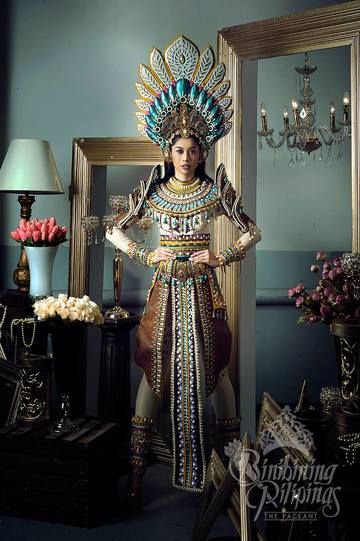 Miss Universe National Costume, Sejarah Asia, Filipino Fashion, Filipiniana Dress, Aztec Culture, Filipino Culture, Conceptual Fashion, Style Challenge, Carnival Costumes