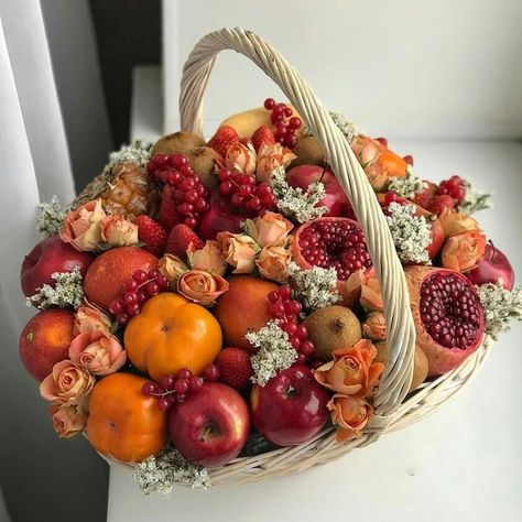 Yalda Design Idea, Fruit Bouquet Diy, Fruit Flower Basket, Fruit Bouquet Ideas, Vegetable Bouquet, Edible Fruit Arrangements, Natural Holiday Decor, Fruit Hampers, Food Bouquet