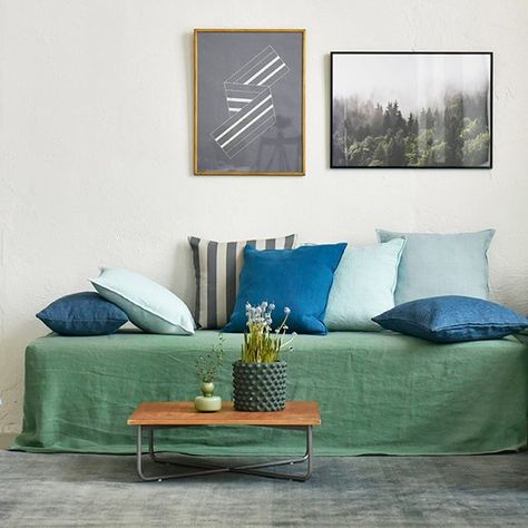 Make Bed Look Like Couch, Green Daybed, Twin Bed Couch, Divan Cama, Beige Bed Linen, Green Barn, Modern Daybed, Ikea Couch, Blue Cushion Covers