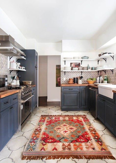 Modern Spanish Kitchen with Rug (by. beckiowens.com) Modern Spanish Kitchen, Spanish Kitchen Decor, Countertop Concrete, Eclectic Kitchen Design, Spanish Style Kitchen, Moroccan Kitchen, Trendy Kitchen Tile, Spanish Kitchen, Bohemian Kitchen