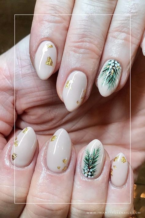 Aesthetic Christmas Nails Design Ideas Classy Christmas Nails Short, Cute French Tips, Elegant Christmas Nail Designs, Classy Christmas Nails, Geeky Nails, Christmas Nails Short, Green Christmas Nails, Stunning Aesthetic, Classy Christmas