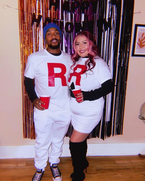 DIY Pokémon James and Jessie Team Rocket costume/cosplay idea Jessie And James Team Rocket, Team Rocket Couple Costume, Jessie And James Costume, Team Rocket Costume, Pokemon Jessie And James, Team Rocket Cosplay, Jessie Team Rocket, Rocket Costume, Jessie And James