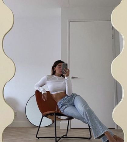 Chair Selfie Poses, Chair Poses Instagram, Sitting Down Mirror Poses, Sitting Mirror Selfie, Mirror Pose, Rooftop Photoshoot, Sitting Chair, Chair Pose, Mirror Selfie Poses