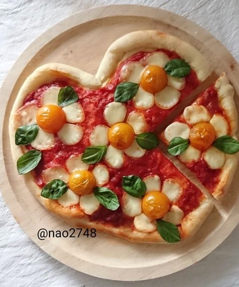 Shaped Pizza, Heart Shaped Pizza, Think Food, Food Obsession, Cafe Food, Pretty Food, Food Cravings, Diy Food, Diy Food Recipes