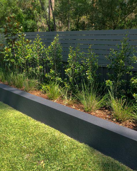 Front Garden Retaining Wall Ideas, Plant Retaining Wall, Contemporary Retaining Wall, Low Front Yard Fence, Garden Retaining Wall Ideas Landscaping, Garden Bed Retaining Wall, Retaining Wall Garden Bed, Black Retaining Wall, Small Retaining Wall Ideas