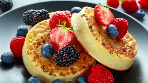 Englische Crumpets sind dicke Pfannkuchen, die zum Frühstück gegessen werden. Sie werden mit Mehl und Hefe zubereitet und weisen eine löchrige Oberfläche auf. Unusual Breakfast, Unique Breakfast Ideas, English Crumpets, Traditional English Food, Unique Breakfast, Recipes Unique, British Desserts, British Dishes, Full English Breakfast