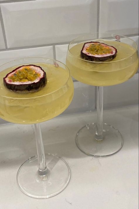 Homemade Cocktails Aesthetic, Classy Drinks, Cocktails Aesthetic, Pretty Alcoholic Drinks, Food Pic, Pretty Cocktails, Homemade Cocktails, Delicious Drink Recipes, Fancy Drinks