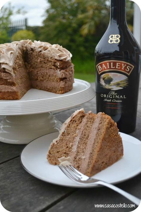 Alcohol Desserts, Baileys Cake, Baileys Original Irish Cream, Baileys Cheesecake, Baileys Original, Baileys Recipes, Espresso And Cream, Alcoholic Desserts, Chocolate Trifle