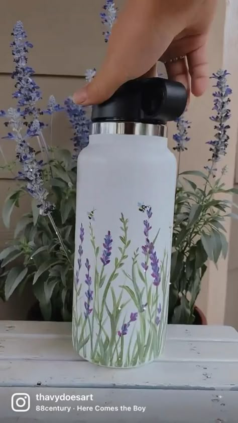 Cute Painted Waterbottles, Painted Water Bottle Flowers, Painting On Hydro Flask, Diy Painted Water Bottle, Painting Hydro Flask Ideas, Decorated Water Bottles Ideas, Painted Hydroflask Ideas, Water Bottle Design Ideas Diy, Water Bottle Decorating Ideas