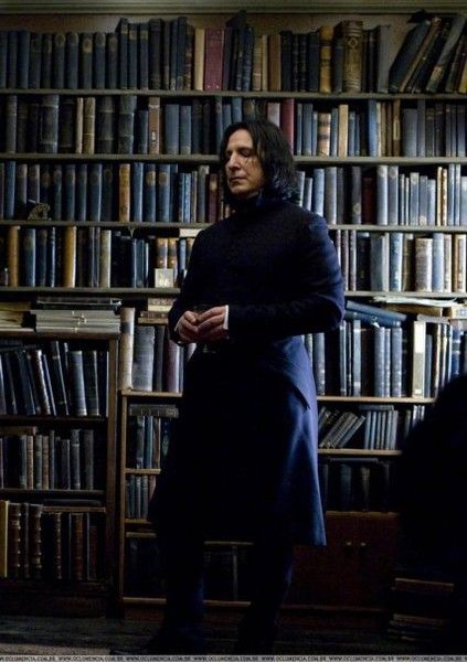 Professor Severus Snape in his home library.  You gotta love a man who reads! Severus Sneep, Harry Hermione, Professor Severus Snape, Roi Arthur, Alan Rickman Severus Snape, Harry Potter Severus, Harry Potter Severus Snape, Severus Rogue, Snape Harry Potter