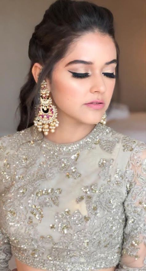 Crop Top Lehenga Hairstyles, Hairstyle For Crop Top, Kurthi Design, Lehenga Hairstyles, Fashion Outfits Ideas, Mom Daughter Outfits, Crop Top Lehenga, Daughter Outfits, Simple Lehenga