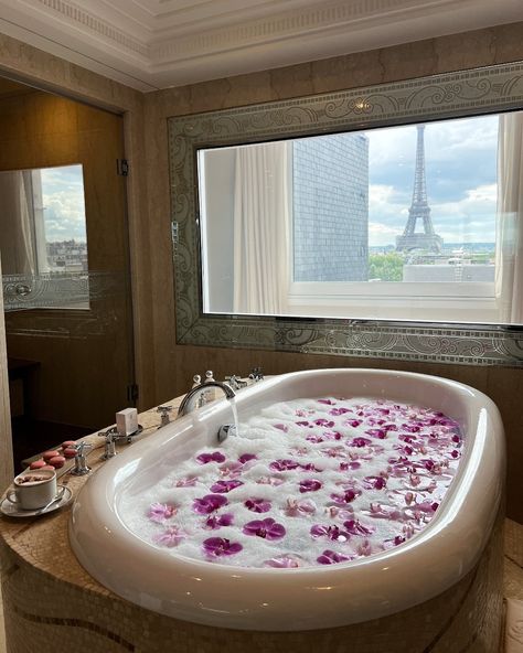 Hôtel Plaza Athénée (@plaza_athenee) • Instagram photos and videos Luxurious Gym, Bath Aesthetic, Plaza Athenee, Large Tub, Jazz Bar, Paris Luxury, Living In Paris, Dream Lifestyle, Go Shopping