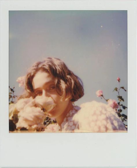 Film Flowers Aesthetic, Polaroid Portrait Photography, Polaroid Photoshoot, Polaroid Portrait, Pink Film, Polaroid Photography, Fotografi Urban, Instant Photography, Pink Photography