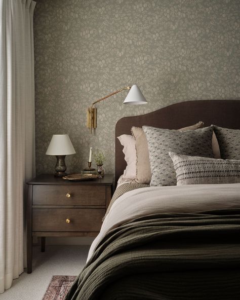 Tiffany Leigh Design | Making getting up early that little bit harder. With layered bedding and soft patterned wallpaper. The Wattson House principal bedroom.… | Instagram Tiffany Leigh Design, Sage Green Bedroom, Mens Bedroom, Elegant Bedroom, Bedroom Green, Decoration Inspiration, Wallpaper Bedroom, Guest Bedrooms, Bedroom Inspo