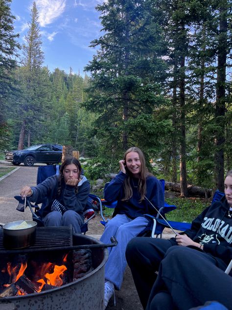 Camping With Best Friend, Friend Group Astethic, Camping Astethic Pictures, Friends Astethic, Camping Astethic, Travel Pictures Airport, Camping With Friends Aesthetic, Camping Photography Friends, Cabin With Friends