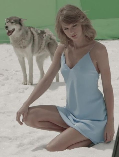 Taylor Swift out of the woods. - So very like the appearance of the character 'Lana' from "Soul Saviour" Taylor Swift Country, Taylor Swift Legs, Photos Of Taylor Swift, Estilo Taylor Swift, Taylor Swift Music, Out Of The Woods, Taylor Swift Wallpaper, Taylor Swift 13, Taylor Swift Pictures