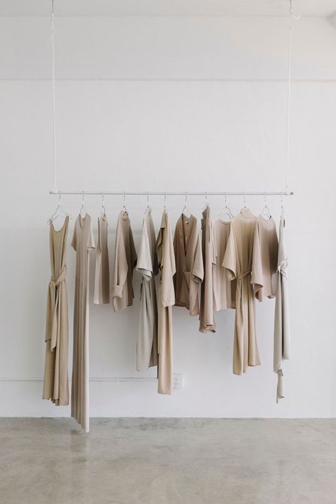 Minimalist fashion inspiration: Spring - The Lifestyle Files Design Studio Names, Butik Design, Ruangan Studio, Minimalist Moda, 포트폴리오 레이아웃, Fashion Designer Studio, Clothes Hanging, Interior Luxury, Decor Videos