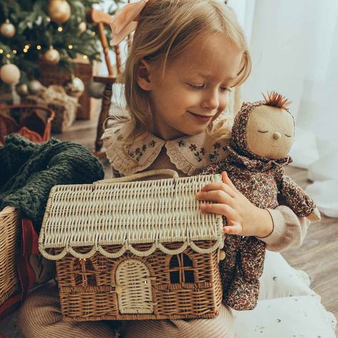 🎄✨ Olli Ella Holiday Collection is here and finding homes so quickly! 🎁💫 Grab these beautiful gifts for your special ones before they’re gone! 🎅❤️ #OlliElla #HolidayGifts #GiftGuide #HolidayMagic #ollielladinkumdoll #ollielladozydinkum #olliellacollector #ollielladinkydinkums #holidaygifts #beautifulgiftsforbabies #olliella #holidayforkids Gingerbread Design, Olli Ella, Small Dolls, Nature Baby Shower, Whimsical Home, Toy House, Doll Family, Soft Toy Animals, Rattan Bag