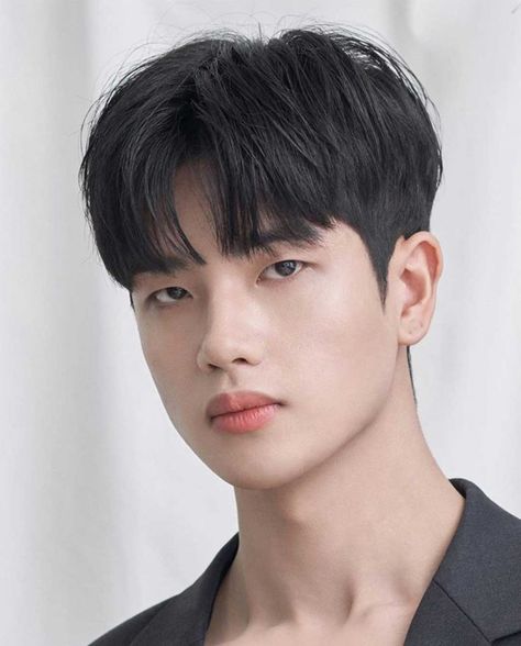 Best Korean Men Haircut & Hairstyle Ideas #koreanhaircut #asianhairstyles #koreanmen #koreanfashion Korean Boy Hairstyle, Two Block Haircut, Korean Men Hairstyle, Dunner Wordend Haar, Korean Haircut, Asian Haircut, Korean Short Hair, Asian Men Hairstyle, Fesyen Rambut