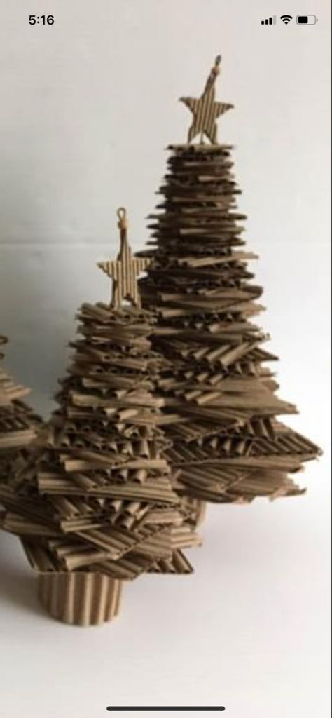 Corrugated Cardboard Crafts, Christmas Tree Recycled Materials, Tree Cardboard, Eco Club, Recycled Christmas Tree, Cardboard Tree, Diy Wrapping Paper, Diy Wrapping, Upcycle Repurpose