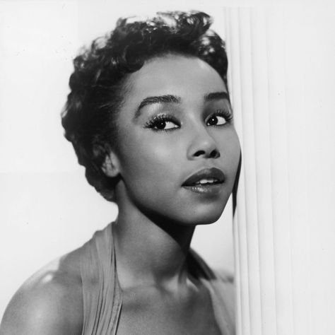 11 Old Hollywood Actresses Who Aged Beautifully Hollywood Aktrisleri, Diahann Carroll, Old Hollywood Actresses, Anne Bancroft, Tony Award, Glamour Vintage, Black Actresses, Vintage Black Glamour, Queen Latifah