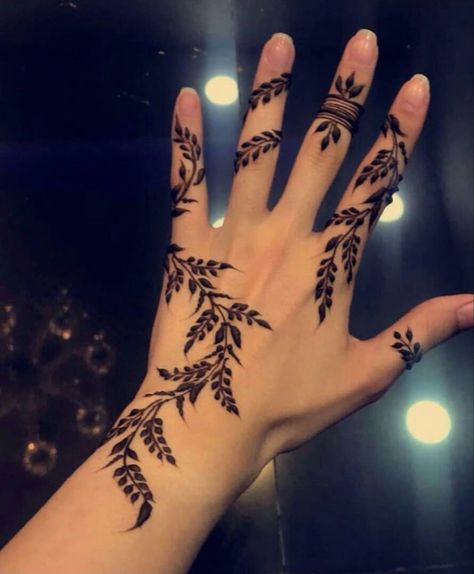 Cool Henna, Wrist Henna, Cute Henna Designs, Henna Style Tattoos, Tattoo Designs Hand, Henna Inspired Tattoos, Floral Henna Designs, Henna Tattoo Hand, Henna Inspo