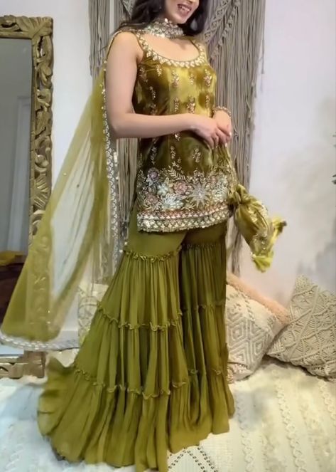 Square Neck Sharara Suit, Beautiful Sharara Suits, Latest Designs Of Dresses, Velvet Sharara Suit, Mehendi Ceremony Outfits, Gharara Dress, Eid Outfit Ideas, Fancy Jumpsuit, Casual Bridal Dress