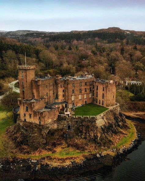 Dunvegan Castle, Clan Macleod, Isle Of Skye Scotland, Castle Scotland, European Castles, Castle Tower, Castles In Scotland, The Chiefs, The Isle Of Skye