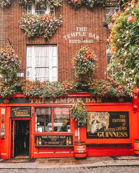 Dublin Pub Aesthetic, The Temple Bar Dublin, Ireland Pub Aesthetic, Ireland Moodboard, Ireland Background, Irish Pub Aesthetic, Dublin Architecture, Dublin Ireland Aesthetic, Dublin Temple Bar