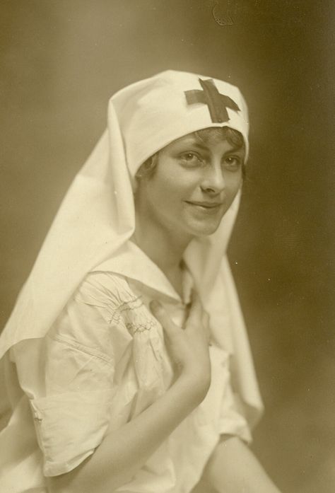 Beautiful WWI-era Red Cross Nurse Jose Gregorio Hernandez, History Of Nursing, Vintage Nursing, Red Cross Nurse, Nurse Photos, Nurse Rock, Vintage Nurse, Nurse Shirts, The Great