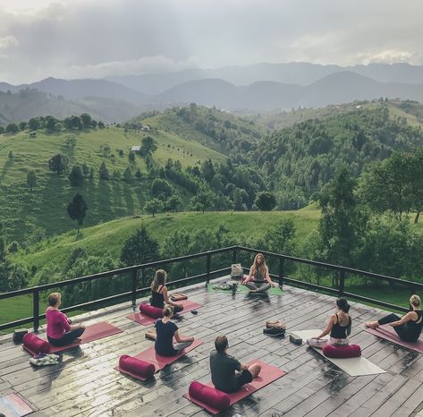 Wanna reconnect with yourself somewhere warm while practising yoga? Here are my recommendations to find the best yoga retreat for 2021. Hata Yoga, Best Yoga Retreats, Yoga Nature, Yoga Handstand, Yoga Aesthetic, Yoga Kurse, Spiritual Retreat, Meditation Retreat, Yoga Space