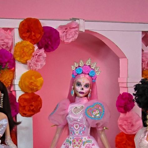 Jesús Medina on Instagram: "Hice estos dos looks inspirados en la colección de Pink Magnolia X Barbie 2023 espero les guste 💕🫶🏻 #barbiediaemuertos #diademuertos #pinkmagnolia #barbiecollector #barbiestyle #catrina #modamexicana" Barbie Catrina, Barbie 2023, Pink Magnolia, November 2, Dia De Muertos, Magnolia, Pink, On Instagram, Instagram