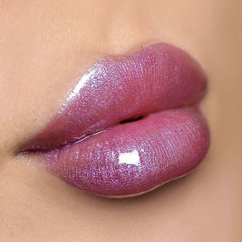 Pink Makeup Lips, Lavender Lipstick Makeup, Purple Glossy Lips, Prom Lipstick, Glossy Lips Aesthetic, Purple Lip Makeup, Lip Gloss Looks, Lip Gloss Purple, Jd Glow Cosmetics