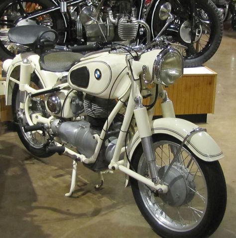 Creamy White Paint, Bmw Motorcycle Vintage, Bmw Museum, European Motorcycles, Bmw Motorbikes, Harley Davidson Trike, Motorcycle Museum, Antique Motorcycles, Bmw Boxer