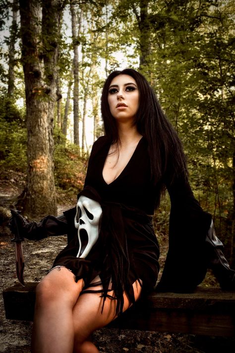 Ghostface Photoshoot Female, Scream Mask Photoshoot Friends, Scream Photoshoot Ideas, Scream Mask Photoshoot, Spooky Bodiour, Ghost Face Photoshoot, Goth Photoshoot Ideas, Ghost Face Costume Women, Ghostface Photoshoot