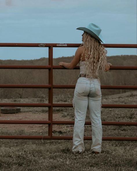 Real Cowgirl Outfits, Summer Cowgirl Outfits, Random Poses, Leah Fish, Summer Cowgirl, Country Western Outfits, Real Cowgirl, Fish Photos, Cowgirl Photoshoot