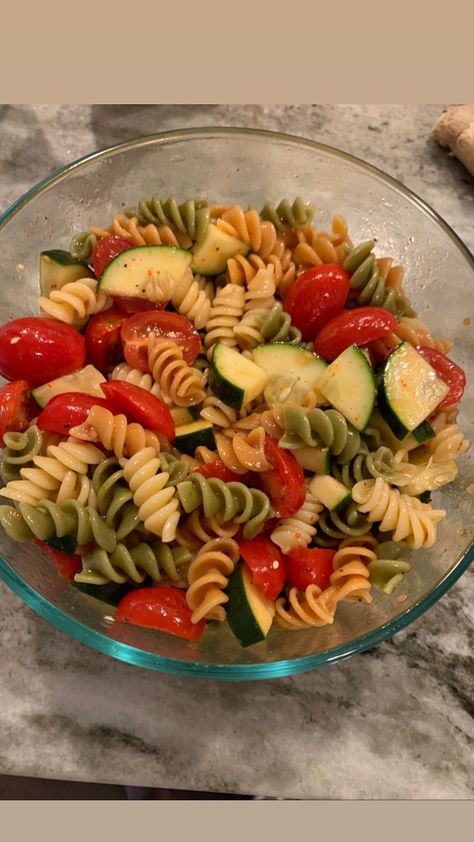 Rotini Pasta Salad Recipes, Tomatoes Cucumber Salad, Salad With Noodles, Tri Color Pasta Salad, Pasta Salad With Italian Dressing, Simple Pasta Salad, Italian Dressing Pasta Salad, Salad Supreme, Cucumber Pasta Salad