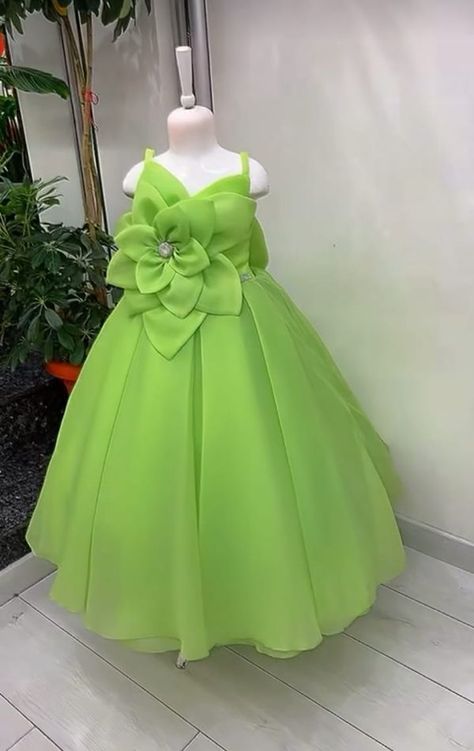 Children Ball Gown Dress, Short Kitenge Dresses Designs, Children Gown Styles, Kids Gown Design, Dope Fashion Outfits, Birthday Frocks, Party Wear Frocks, Fancy Short Dresses, Clothing Pattern Design