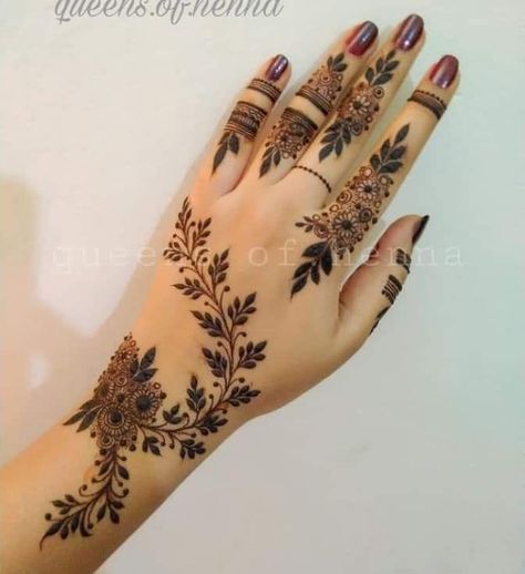 Finger Mehendi Designs Stylish, Simple Stylish Mehndi Designs, Unique Mehndi Design, Tato Henna, Finger Henna Designs, Henna Tattoo Designs Hand, Simple Henna Tattoo, Latest Henna Designs, Mehndi Designs For Kids