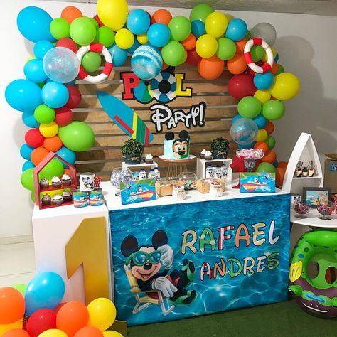 Mickey Beach Party Birthday, Mickey Pool Party Ideas, Mickey Mouse Pool Party Ideas, Mickey Mouse Themed Birthday Party, Mickey Mouse First Birthday, Aloha Party, Beach Birthday Party, Party Sweets, Pool Party Decorations