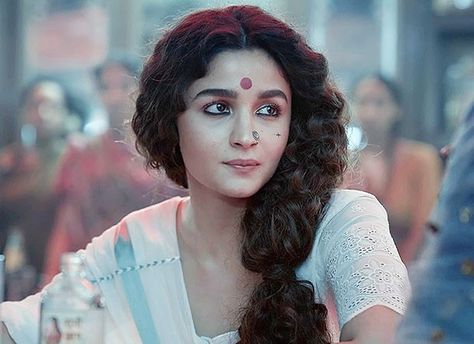 Gangubai Kathiawadi, Story Review, Vintage Bollywood Aesthetic, Film Story, Sanjay Leela Bhansali, Vintage Bollywood, Game Guide, Alia Bhatt, Usa News