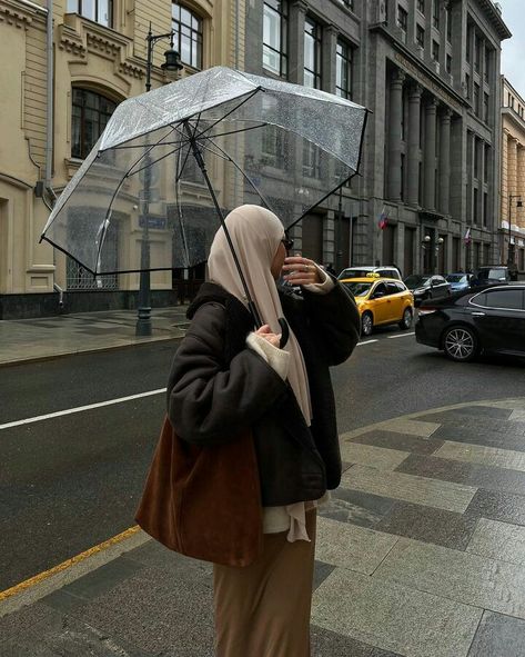 Rainy Fashion, Hijabi Abaya, Outfit For Rainy Day, Seattle Rain, Modesty Dress, Stylish Outfits Casual, Fits Inspiration, Stile Hijab, Muslim Outfits Casual