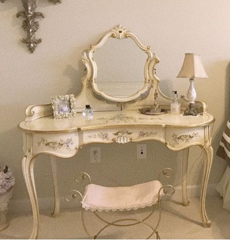 French Style Vanity, Rococo Bedroom, French Vanity, Floral Room, Design Exterior, Vanity Decor, Bedroom Vintage, Room Design Bedroom, Dream Room Inspiration