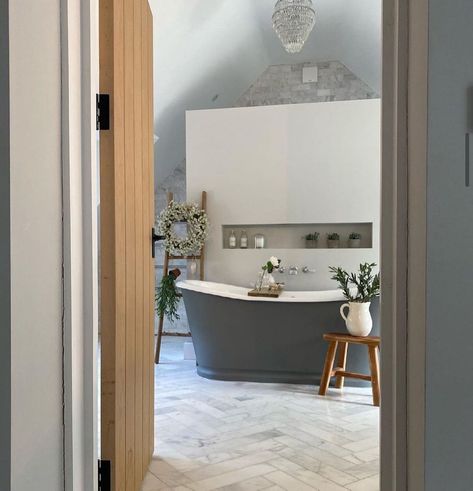 🚪✨ Here's another angle of @lottieshousebuild luxurious bathroom! Showcasing the entrance where our Galway door is placed. The natural oak finish brings warmth and character, making the transition from room to room an inviting experience. We love seeing how our doors help to enhance interior spaces! Share your images with us by tagging @deanta #Design #InteriorDesign #HomeSweetHome #Decoration #Interiors #Furniture #HomeDecor #HomeRenovation #Deanta #DeantaUK Shower Behind Tub Layout, Walk Through Shower Behind Tub, Ensuite Decor, Night Bathroom, Ensuite With Bath, Hidden Shower, Log Cabin Ideas, New House Bathroom, Bathtub Walls