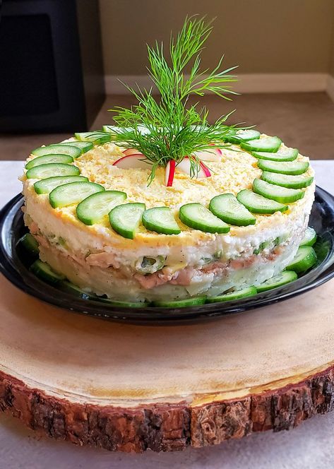 New Year's Eve Dinner 2021! Delicious ideas and decor for the holidays. New Years Eve Salad Ideas, Russian New Years Food, New Year Salad Ideas, Food Presentation Ideas, Russian Decor, New Year's Eve Dinner, Complete Meals, Dips Recipes, Sandwiches Recipes