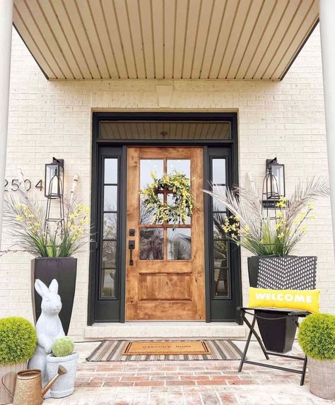 25 Best Spring Porch Decor Ideas To Celebrate The Season Easter Front Porch Decorations, Front Door Easter Decor, Easter Front Porch Decor, Easter Front Porch, Easter Porch, Easter Porch Decor, Spring Doormats, Easter Decor Ideas, Spring Porch Decor