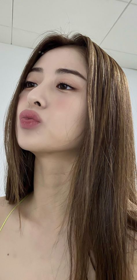 Yunjin Makeup Look, Yunjin Lesserafim Makeup, Huh Yunjin Wallpaper Lockscreen, Yunjin Thumbnails, Yunjin Wallpaper Lesserafim, Yunjin Girlfriend Material Lockscreen, Yunjin Wallpaper Lockscreen, Huh Yunjin Lockscreen, Yunjin Wallpaper Girlfriend