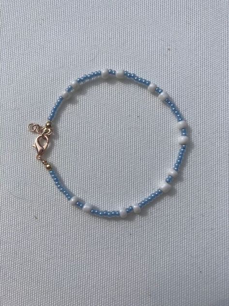 White And Blue Beaded Bracelet, Blue And White Beads Bracelet, Simple Beads Bracelets Ideas, Small Glass Beads Jewelry, Light Blue Beaded Bracelets, Bracelet Ideas With Small Beads, Blue And White Beaded Bracelet, Simple Beaded Bracelets Ideas, Anklet Designs Beads