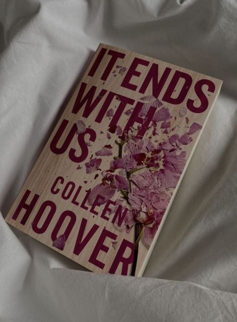 Book Photos, Girly Movies, Novels To Read, Top Books To Read, Romantic Books, It Ends With Us, Top Books, Psychology Books, Colleen Hoover